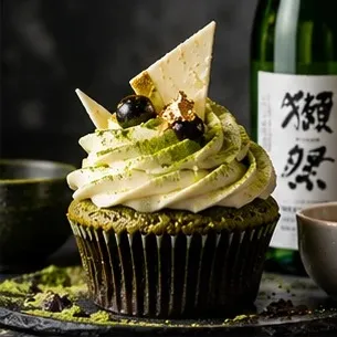 Green matcha cupcake with white chocolate shard and blueberries